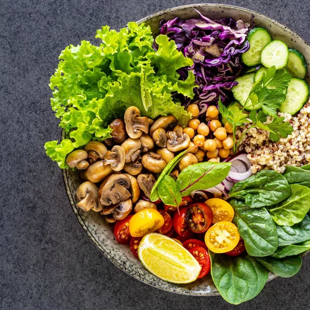 Vegetarische Bowl mit Nüssen und Gemüse