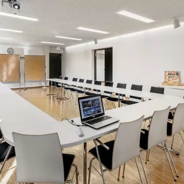 Seminar room with U-shaped seating and daylight 