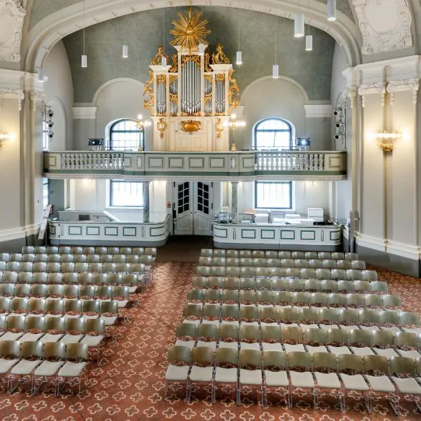 Bestuhlter Saal der Friedrichstadtkirche