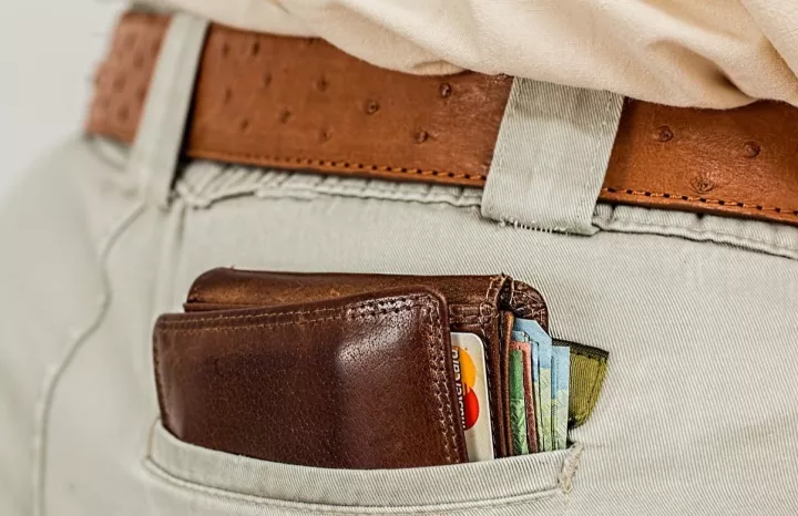 Hosentasche von einem Mann mit Geldbeutel und Kreditkarten