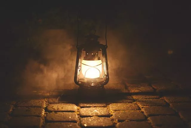 Alte Lampe auf Boden in Dunkelheit