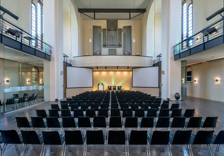 Umweltforum großer Kirchsaal mit Stühlen