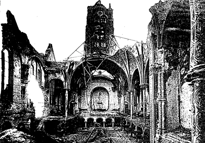 Schwarz-Weiß-Bild der zerstörten Auferstehungskirche