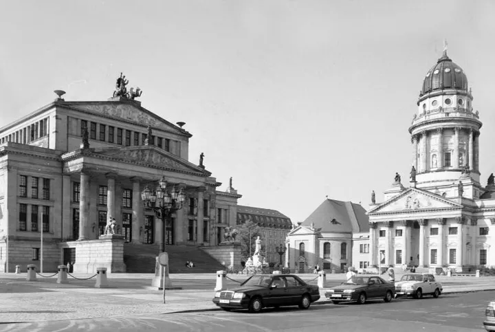 Konzerthaus und Franz. Dom hinter 3 stehenden Autos