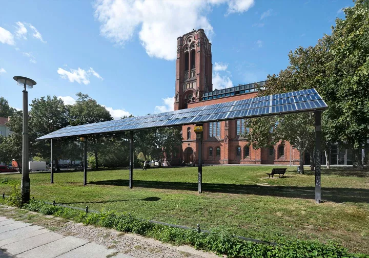 Photovoltaikanlage vor dem Umweltforum