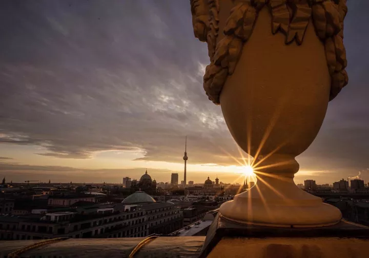 Blick auf den Fernsehturm mit herrlichen Sonnenaufgang