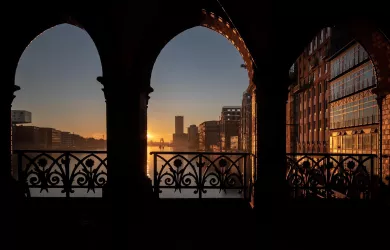 Blick von der Oberbaumbrücke auf die Spree im Sonnenschein