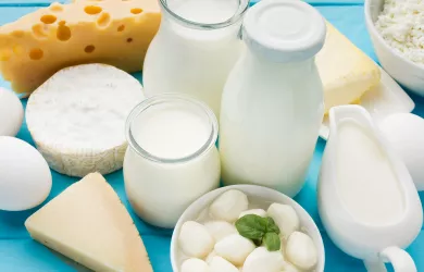 Bio-Milch und Bio-Käse auf blauem Tisch