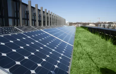 Auf dem Dach des Umweltforums befindet sich eine Photovoltaikanlage.