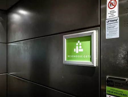 A4 Fahrstuhlbeschilderung im Fahrstuhl